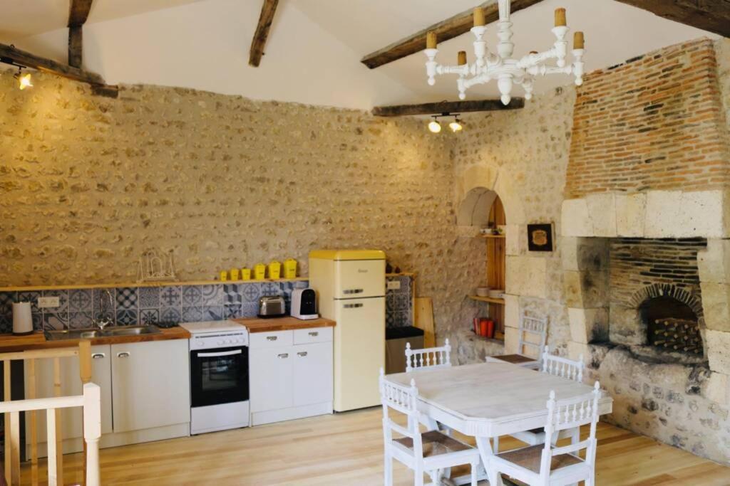As Seen On A New Life In The Sun - Beautiful 3 Bedroom Cottage With Shared Pool Montboyer Екстериор снимка