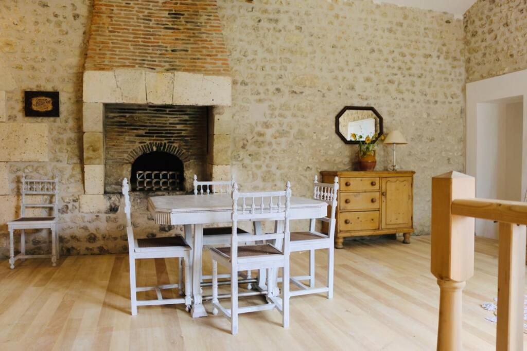As Seen On A New Life In The Sun - Beautiful 3 Bedroom Cottage With Shared Pool Montboyer Екстериор снимка