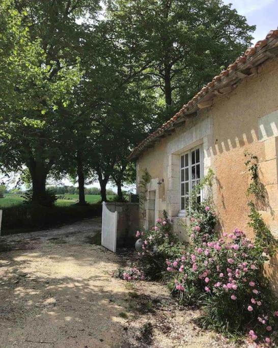 As Seen On A New Life In The Sun - Beautiful 3 Bedroom Cottage With Shared Pool Montboyer Екстериор снимка