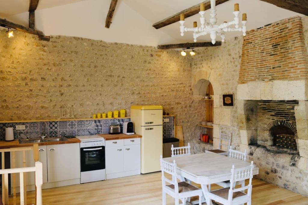 As Seen On A New Life In The Sun - Beautiful 3 Bedroom Cottage With Shared Pool Montboyer Екстериор снимка