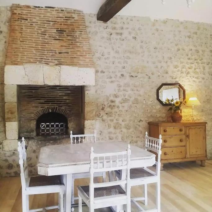 As Seen On A New Life In The Sun - Beautiful 3 Bedroom Cottage With Shared Pool Montboyer Екстериор снимка